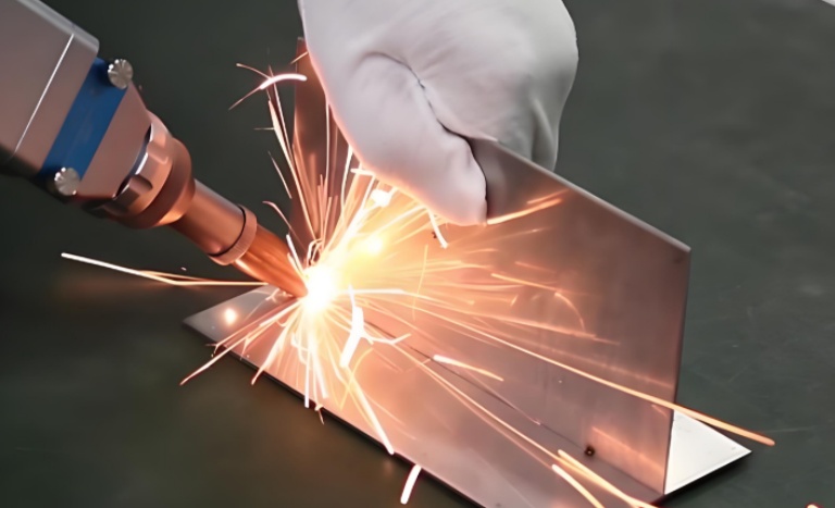 精密激光焊接机vs光纤激光焊接机：全面对比